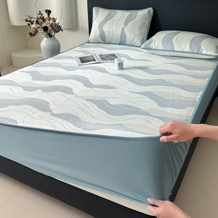 91家纺网 家纺一手货源 找家纺 鑫钰 2025新款A类进口PE高冷感凉席高端聚乙烯凉豆豆高克重480克冰丝凉席床笠三件套 沁夏-冰川蓝