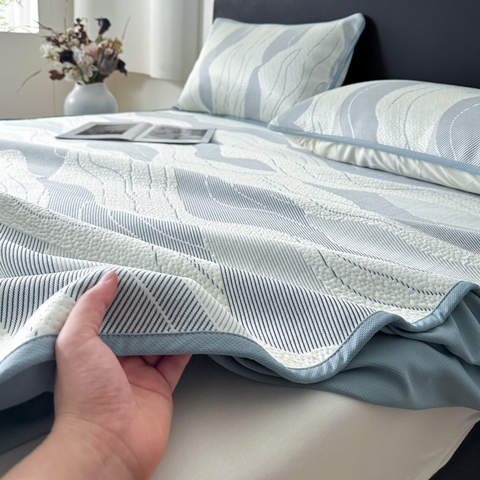 91家纺网 家纺一手货源 找家纺 鑫钰 2025新款A类进口PE高冷感凉席高端聚乙烯凉豆豆高克重480克冰丝凉席床笠三件套 沁夏-冰川蓝