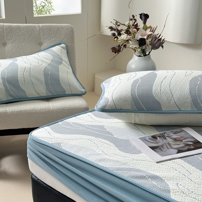 91家纺网 家纺一手货源 找家纺 鑫钰 2025新款A类进口PE高冷感凉席高端聚乙烯凉豆豆高克重480克冰丝凉席床笠三件套 沁夏-冰川蓝