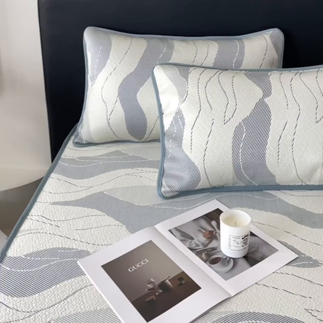 91家纺网 家纺一手货源 找家纺 鑫钰 2025新款A类进口PE高冷感凉席高端聚乙烯凉豆豆高克重480克冰丝凉席床笠三件套 沁夏-冰川蓝