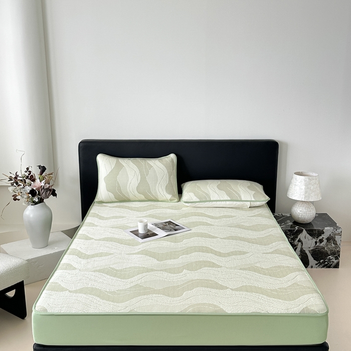 91家纺网 家纺一手货源 找家纺 鑫钰 2025新款A类进口PE高冷感凉席高端聚乙烯凉豆豆高克重480克冰丝凉席床笠三件套 沁夏-青柠绿