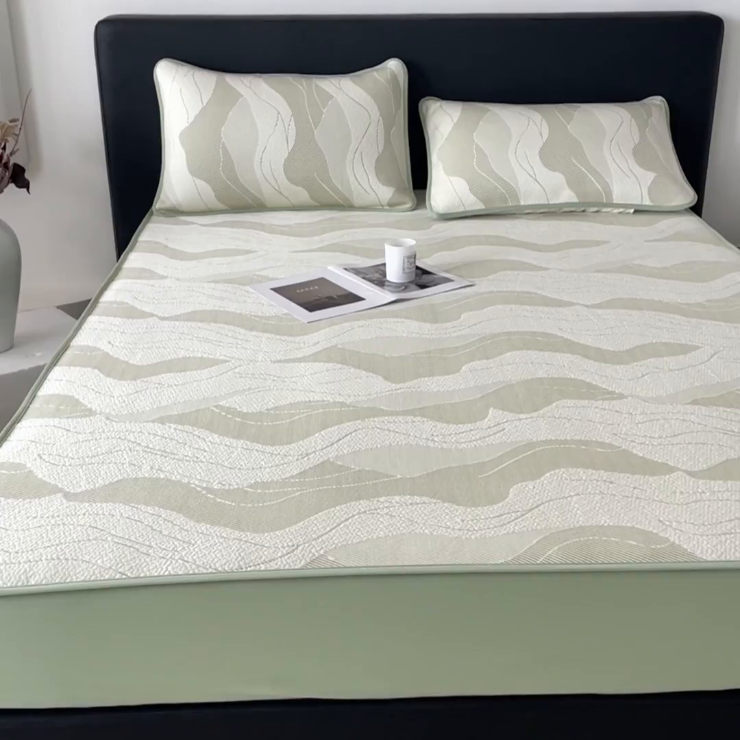 91家纺网 家纺一手货源 找家纺 鑫钰 2025新款A类进口PE高冷感凉席高端聚乙烯凉豆豆高克重480克冰丝凉席床笠三件套 沁夏-青柠绿