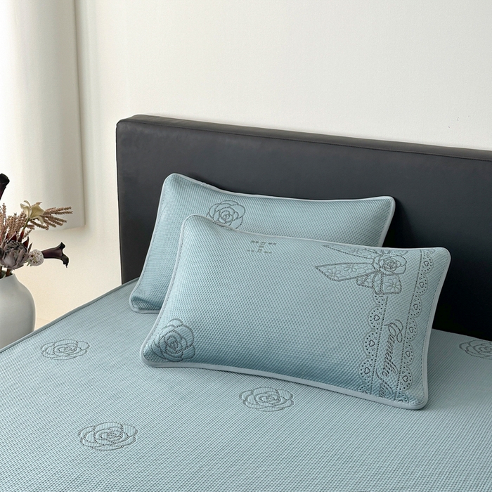 91家纺网 家纺一手货源 找家纺 鑫钰 2025新款A类进口PE高冷感凉席高端聚乙烯凉豆豆高克重480克冰丝凉席床笠三件套 山茶物语-蓝