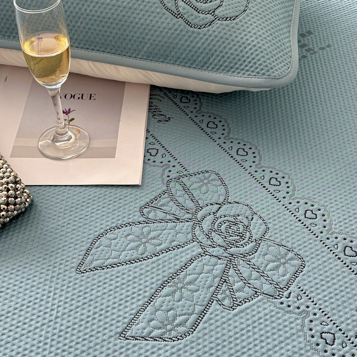 91家纺网 家纺一手货源 找家纺 鑫钰 2025新款A类进口PE高冷感凉席高端聚乙烯凉豆豆高克重480克冰丝凉席床笠三件套 山茶物语-蓝