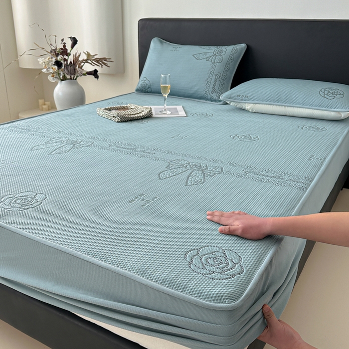 91家纺网 家纺一手货源 找家纺 鑫钰 2025新款A类进口PE高冷感凉席高端聚乙烯凉豆豆高克重480克冰丝凉席床笠三件套 山茶物语-蓝