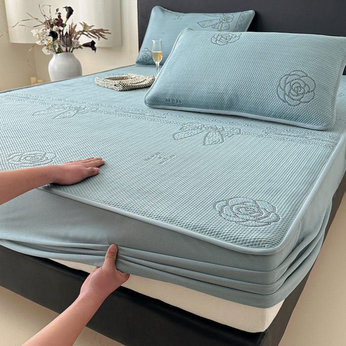 91家纺网 家纺一手货源 找家纺 鑫钰 2025新款A类进口PE高冷感凉席高端聚乙烯凉豆豆高克重480克冰丝凉席床笠三件套 山茶物语-蓝