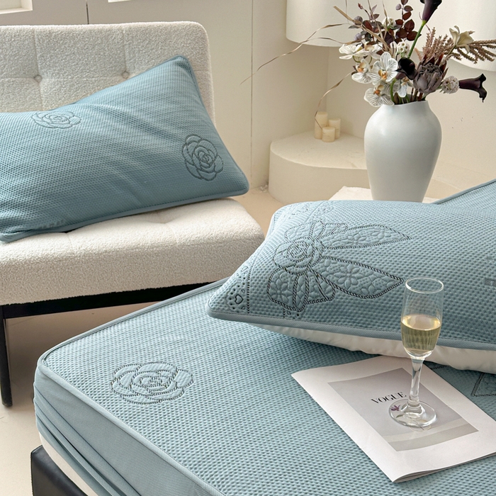 91家纺网 家纺一手货源 找家纺 鑫钰 2025新款A类进口PE高冷感凉席高端聚乙烯凉豆豆高克重480克冰丝凉席床笠三件套 山茶物语-蓝