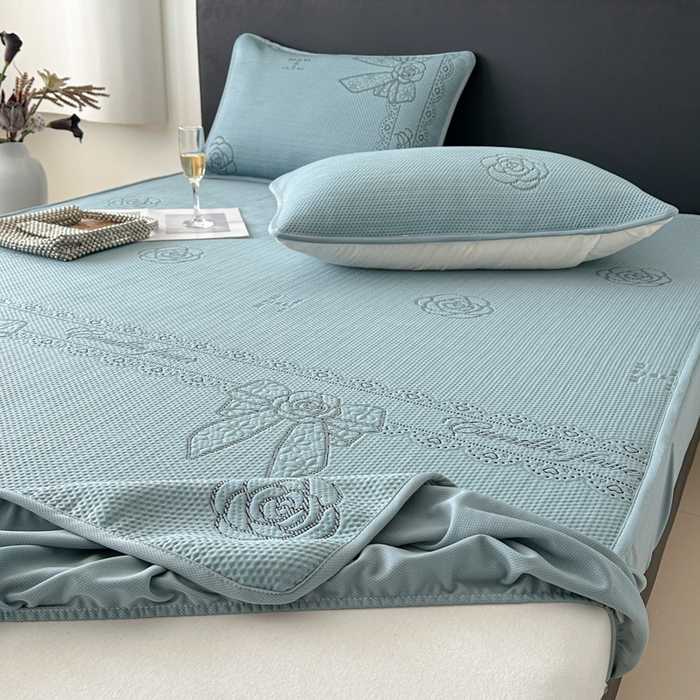 91家纺网 家纺一手货源 找家纺 鑫钰 2025新款A类进口PE高冷感凉席高端聚乙烯凉豆豆高克重480克冰丝凉席床笠三件套 山茶物语-蓝