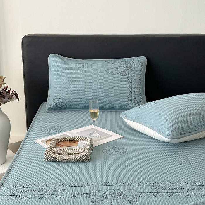 91家纺网 家纺一手货源 找家纺 鑫钰 2025新款A类进口PE高冷感凉席高端聚乙烯凉豆豆高克重480克冰丝凉席床笠三件套 山茶物语-蓝