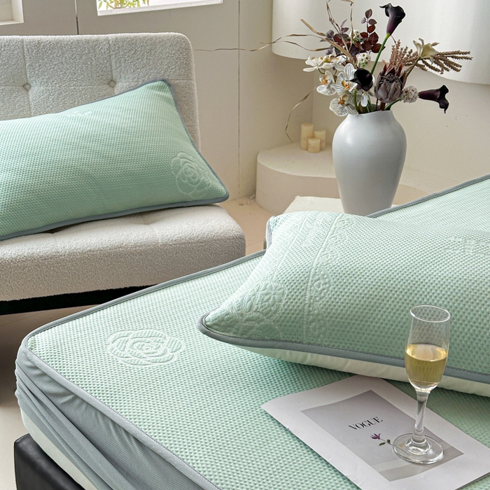 91家纺网 家纺一手货源 找家纺 鑫钰 2025新款A类进口PE高冷感凉席高端聚乙烯凉豆豆高克重480克冰丝凉席床笠三件套 山茶物语-绿