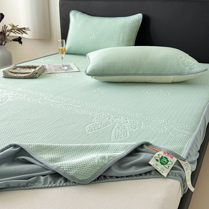91家纺网 家纺一手货源 找家纺 鑫钰 2025新款A类进口PE高冷感凉席高端聚乙烯凉豆豆高克重480克冰丝凉席床笠三件套 山茶物语-绿