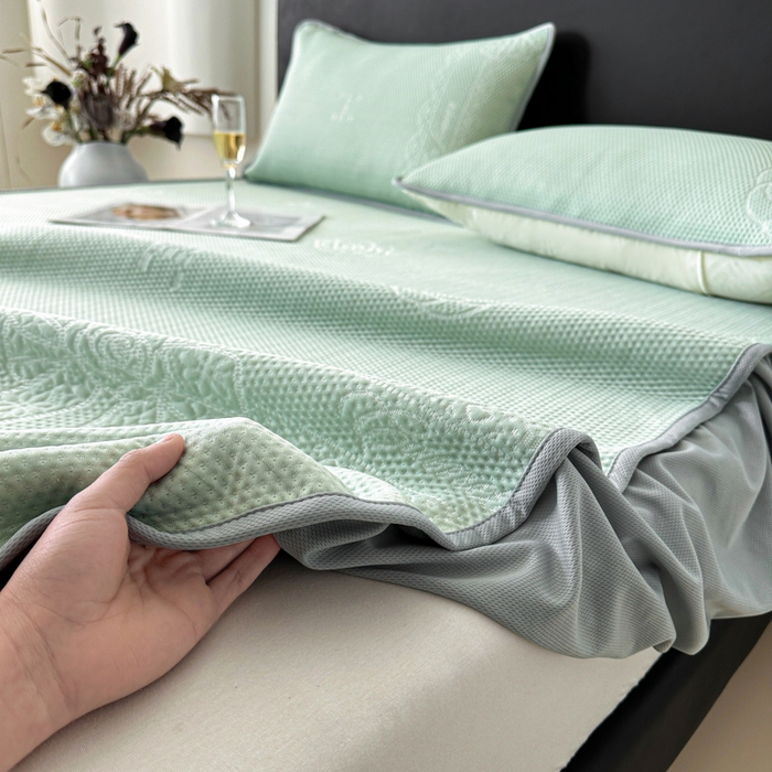 91家纺网 家纺一手货源 找家纺 鑫钰 2025新款A类进口PE高冷感凉席高端聚乙烯凉豆豆高克重480克冰丝凉席床笠三件套 山茶物语-绿