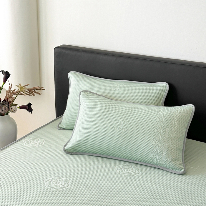 91家纺网 家纺一手货源 找家纺 鑫钰 2025新款A类进口PE高冷感凉席高端聚乙烯凉豆豆高克重480克冰丝凉席床笠三件套 山茶物语-绿