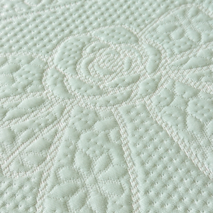 91家纺网 家纺一手货源 找家纺 鑫钰 2025新款A类进口PE高冷感凉席高端聚乙烯凉豆豆高克重480克冰丝凉席床笠三件套 山茶物语-绿