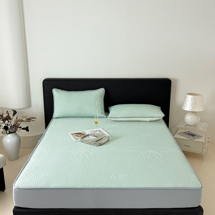 91家纺网 家纺一手货源 找家纺 鑫钰 2025新款A类进口PE高冷感凉席高端聚乙烯凉豆豆高克重480克冰丝凉席床笠三件套 山茶物语-绿