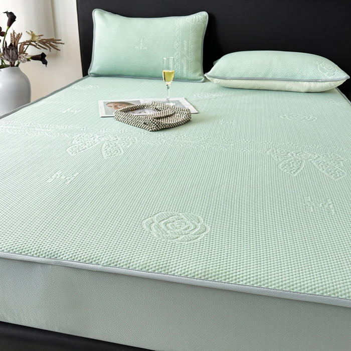 91家纺网 家纺一手货源 找家纺 鑫钰 2025新款A类进口PE高冷感凉席高端聚乙烯凉豆豆高克重480克冰丝凉席床笠三件套 山茶物语-绿