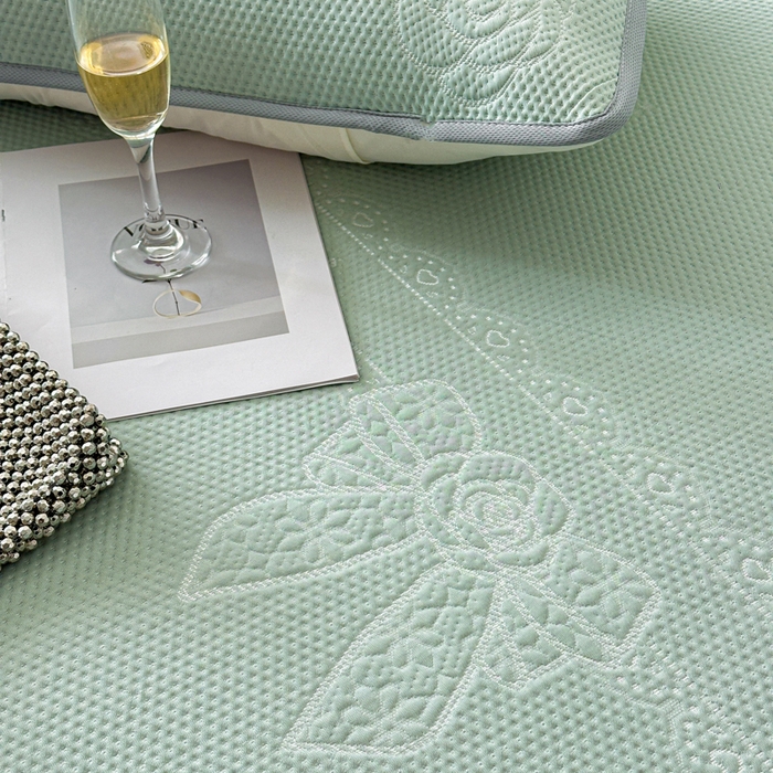 91家纺网 家纺一手货源 找家纺 鑫钰 2025新款A类进口PE高冷感凉席高端聚乙烯凉豆豆高克重480克冰丝凉席床笠三件套 山茶物语-绿