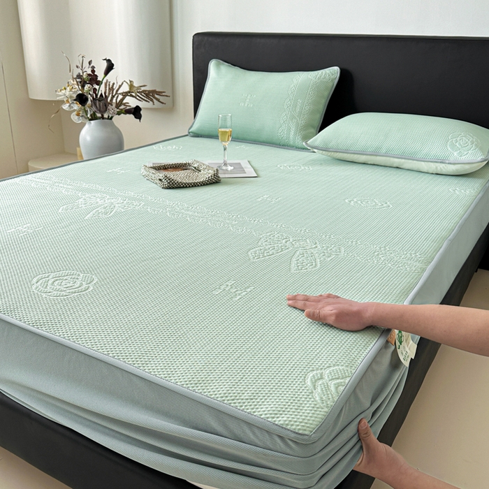 91家纺网 家纺一手货源 找家纺 鑫钰 2025新款A类进口PE高冷感凉席高端聚乙烯凉豆豆高克重480克冰丝凉席床笠三件套 山茶物语-绿