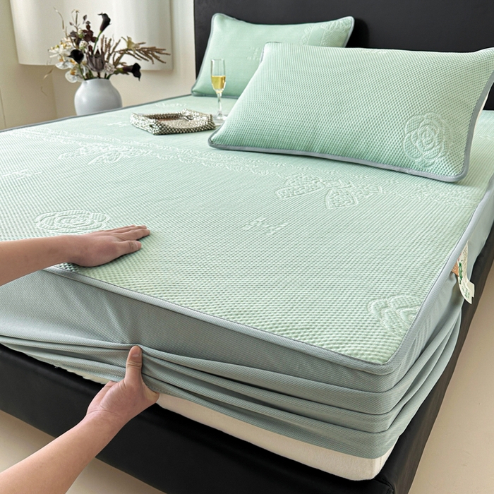 91家纺网 家纺一手货源 找家纺 鑫钰 2025新款A类进口PE高冷感凉席高端聚乙烯凉豆豆高克重480克冰丝凉席床笠三件套 山茶物语-绿