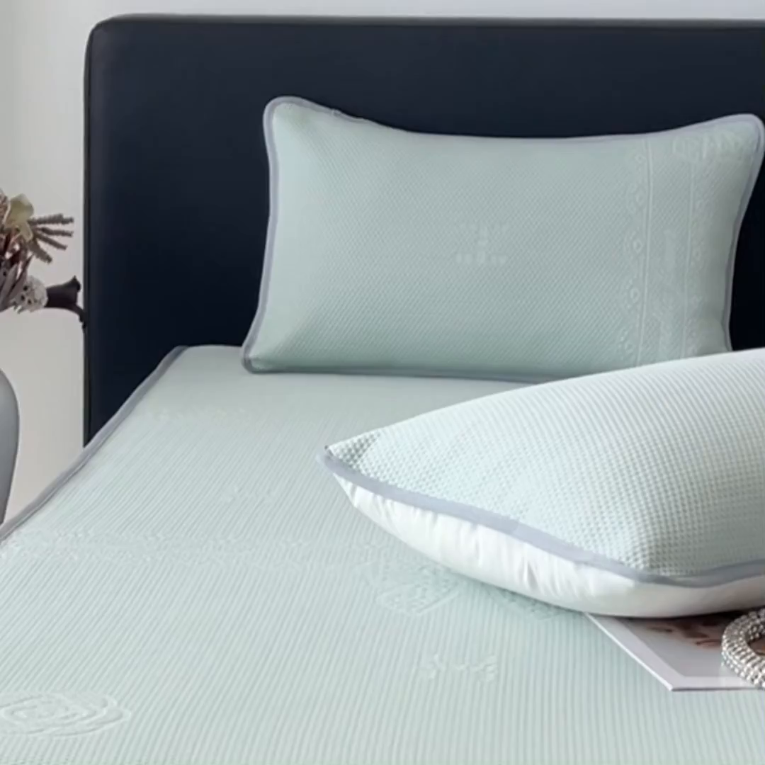 91家纺网 家纺一手货源 找家纺 鑫钰 2025新款A类进口PE高冷感凉席高端聚乙烯凉豆豆高克重480克冰丝凉席床笠三件套 山茶物语-绿