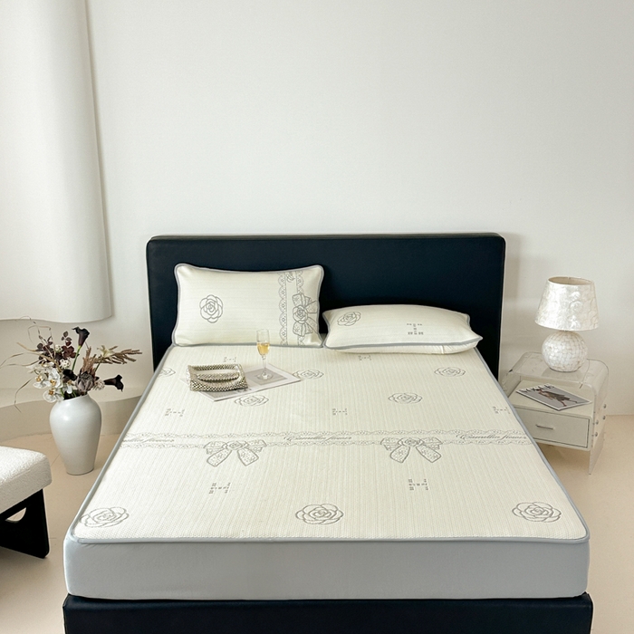 91家纺网 家纺一手货源 找家纺 鑫钰 2025新款A类进口PE高冷感凉席高端聚乙烯凉豆豆高克重480克冰丝凉席床笠三件套 山茶物语-奶白