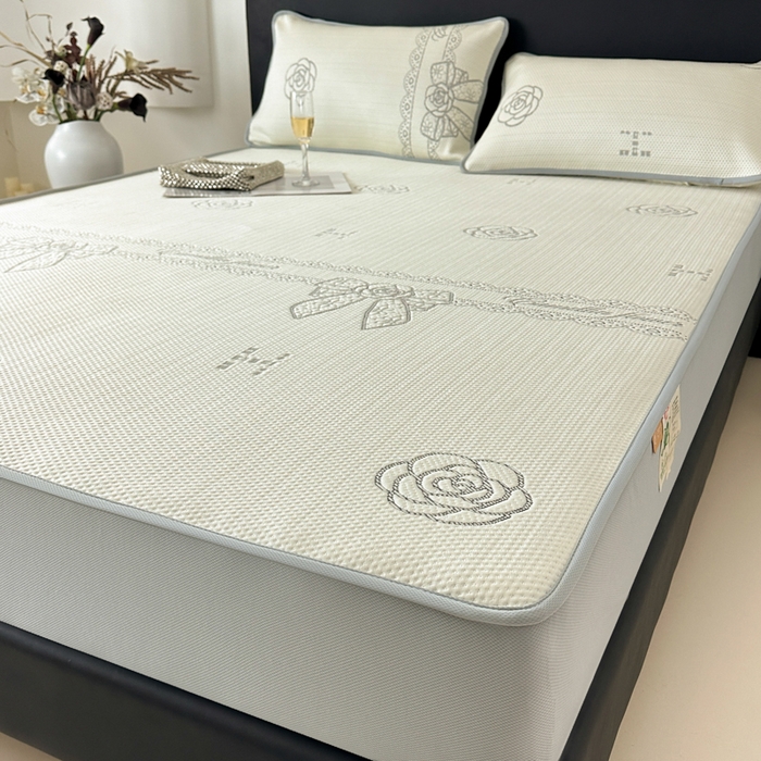 91家纺网 家纺一手货源 找家纺 鑫钰 2025新款A类进口PE高冷感凉席高端聚乙烯凉豆豆高克重480克冰丝凉席床笠三件套 山茶物语-奶白