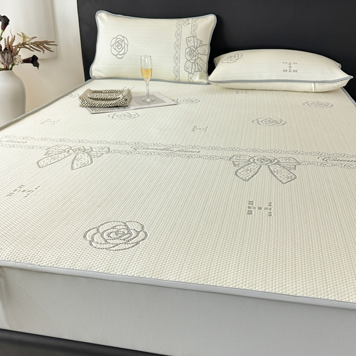 91家纺网 家纺一手货源 找家纺 鑫钰 2025新款A类进口PE高冷感凉席高端聚乙烯凉豆豆高克重480克冰丝凉席床笠三件套 山茶物语-奶白