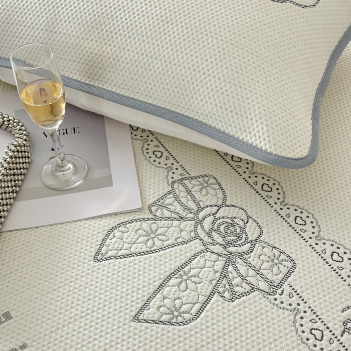 91家纺网 家纺一手货源 找家纺 鑫钰 2025新款A类进口PE高冷感凉席高端聚乙烯凉豆豆高克重480克冰丝凉席床笠三件套 山茶物语-奶白