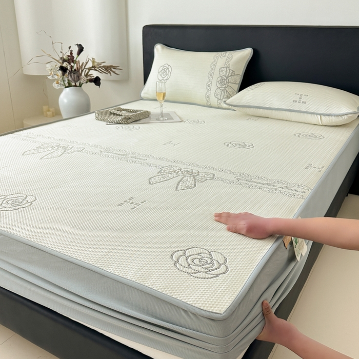 91家纺网 家纺一手货源 找家纺 鑫钰 2025新款A类进口PE高冷感凉席高端聚乙烯凉豆豆高克重480克冰丝凉席床笠三件套 山茶物语-奶白