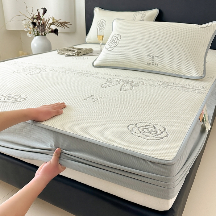 91家纺网 家纺一手货源 找家纺 鑫钰 2025新款A类进口PE高冷感凉席高端聚乙烯凉豆豆高克重480克冰丝凉席床笠三件套 山茶物语-奶白