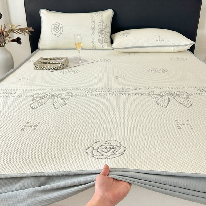 91家纺网 家纺一手货源 找家纺 鑫钰 2025新款A类进口PE高冷感凉席高端聚乙烯凉豆豆高克重480克冰丝凉席床笠三件套 山茶物语-奶白