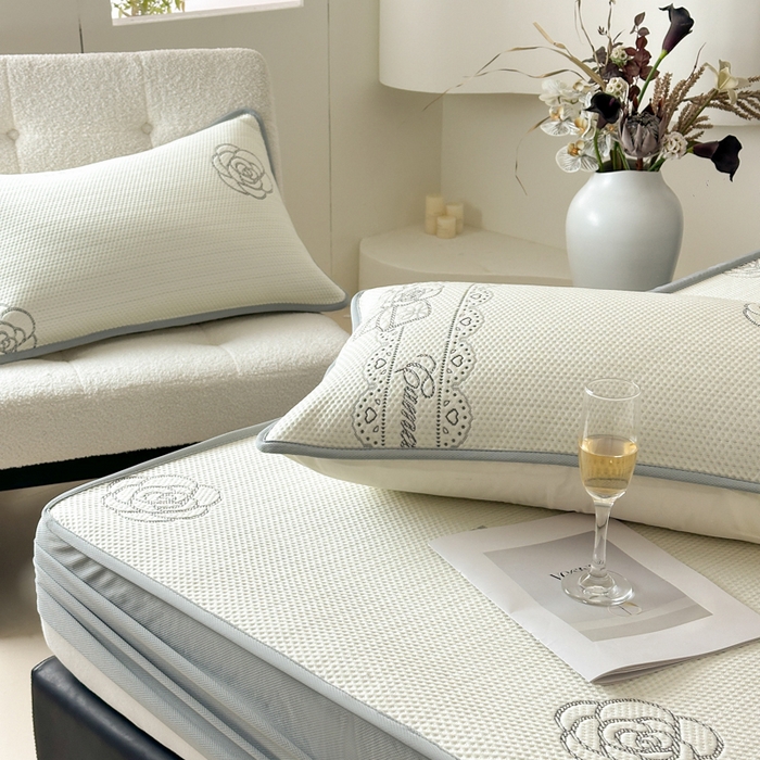 91家纺网 家纺一手货源 找家纺 鑫钰 2025新款A类进口PE高冷感凉席高端聚乙烯凉豆豆高克重480克冰丝凉席床笠三件套 山茶物语-奶白