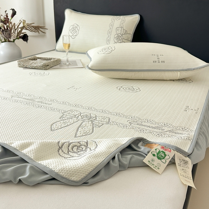 91家纺网 家纺一手货源 找家纺 鑫钰 2025新款A类进口PE高冷感凉席高端聚乙烯凉豆豆高克重480克冰丝凉席床笠三件套 山茶物语-奶白