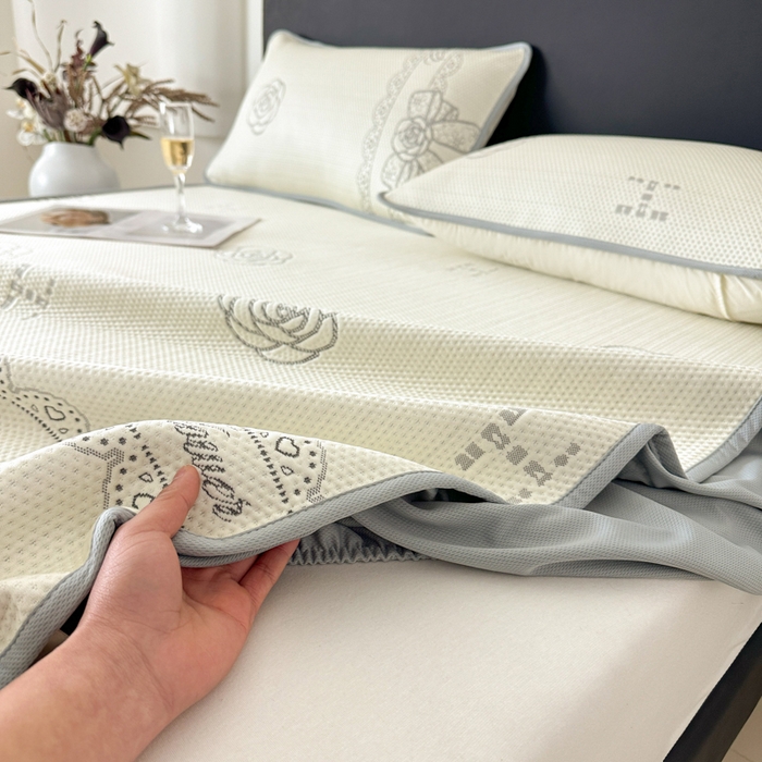 91家纺网 家纺一手货源 找家纺 鑫钰 2025新款A类进口PE高冷感凉席高端聚乙烯凉豆豆高克重480克冰丝凉席床笠三件套 山茶物语-奶白