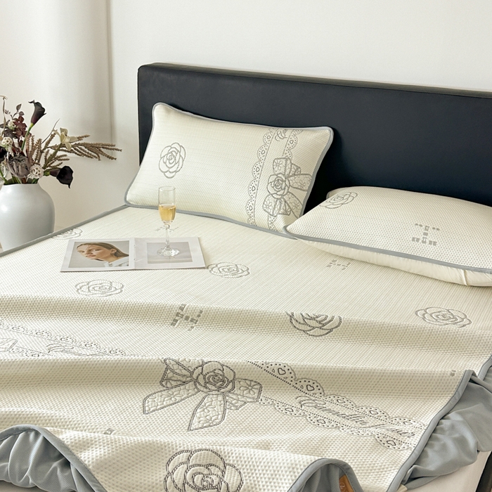 91家纺网 家纺一手货源 找家纺 鑫钰 2025新款A类进口PE高冷感凉席高端聚乙烯凉豆豆高克重480克冰丝凉席床笠三件套 山茶物语-奶白