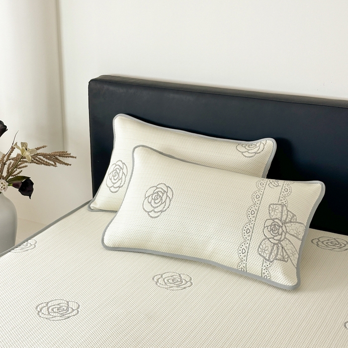 91家纺网 家纺一手货源 找家纺 鑫钰 2025新款A类进口PE高冷感凉席高端聚乙烯凉豆豆高克重480克冰丝凉席床笠三件套 山茶物语-奶白