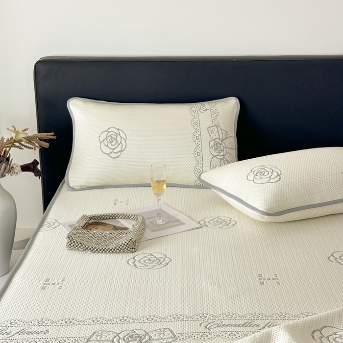 91家纺网 家纺一手货源 找家纺 鑫钰 2025新款A类进口PE高冷感凉席高端聚乙烯凉豆豆高克重480克冰丝凉席床笠三件套 山茶物语-奶白