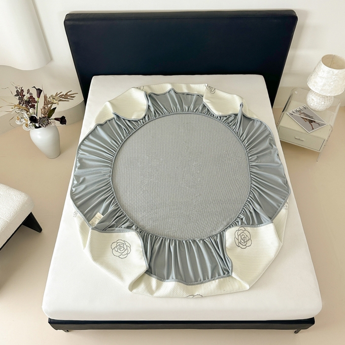 91家纺网 家纺一手货源 找家纺 鑫钰 2025新款A类进口PE高冷感凉席高端聚乙烯凉豆豆高克重480克冰丝凉席床笠三件套 山茶物语-奶白