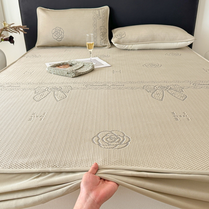 91家纺网 家纺一手货源 找家纺 鑫钰 2025新款A类进口PE高冷感凉席高端聚乙烯凉豆豆高克重480克冰丝凉席床笠三件套 山茶物语-奶咖