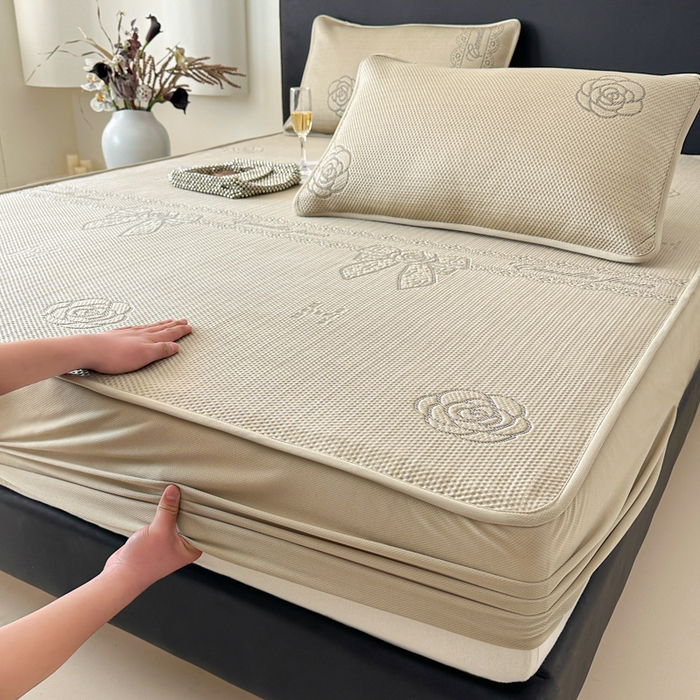 91家纺网 家纺一手货源 找家纺 鑫钰 2025新款A类进口PE高冷感凉席高端聚乙烯凉豆豆高克重480克冰丝凉席床笠三件套 山茶物语-奶咖