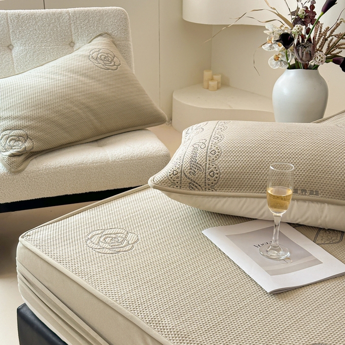 91家纺网 家纺一手货源 找家纺 鑫钰 2025新款A类进口PE高冷感凉席高端聚乙烯凉豆豆高克重480克冰丝凉席床笠三件套 山茶物语-奶咖