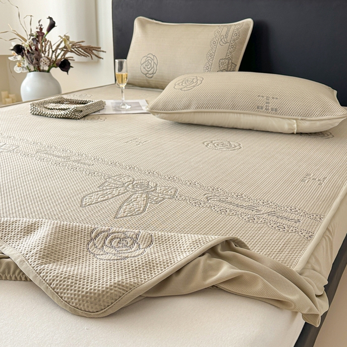 91家纺网 家纺一手货源 找家纺 鑫钰 2025新款A类进口PE高冷感凉席高端聚乙烯凉豆豆高克重480克冰丝凉席床笠三件套 山茶物语-奶咖