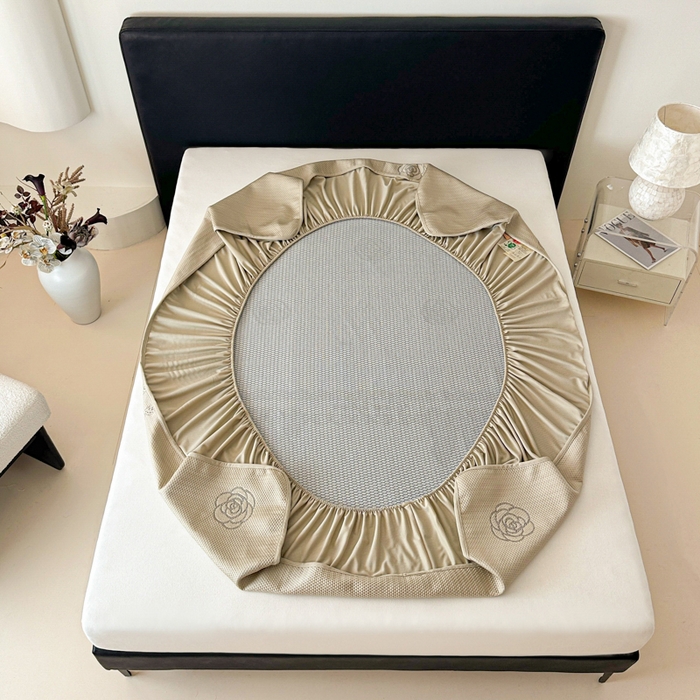 91家纺网 家纺一手货源 找家纺 鑫钰 2025新款A类进口PE高冷感凉席高端聚乙烯凉豆豆高克重480克冰丝凉席床笠三件套 山茶物语-奶咖