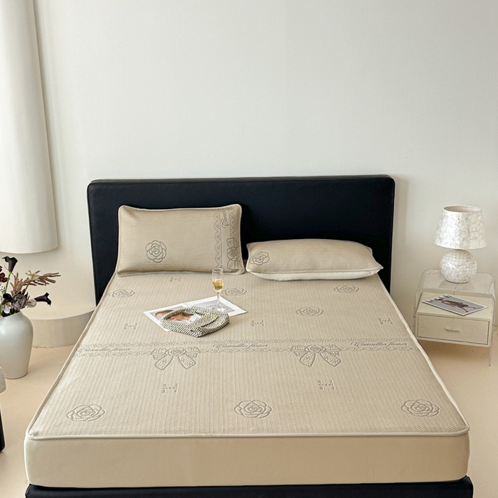 91家纺网 家纺一手货源 找家纺 鑫钰 2025新款A类进口PE高冷感凉席高端聚乙烯凉豆豆高克重480克冰丝凉席床笠三件套 山茶物语-奶咖