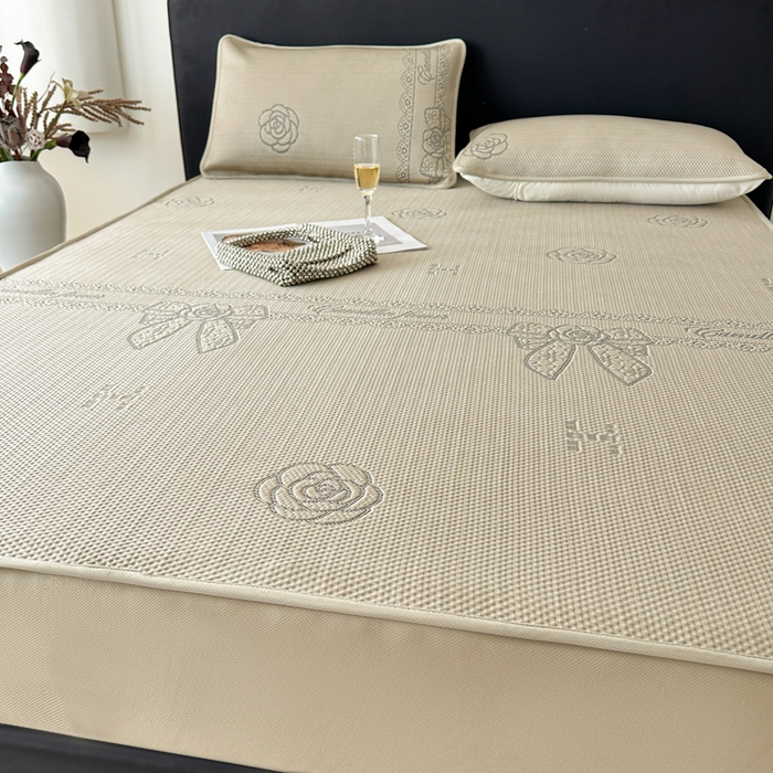 91家纺网 家纺一手货源 找家纺 鑫钰 2025新款A类进口PE高冷感凉席高端聚乙烯凉豆豆高克重480克冰丝凉席床笠三件套 山茶物语-奶咖