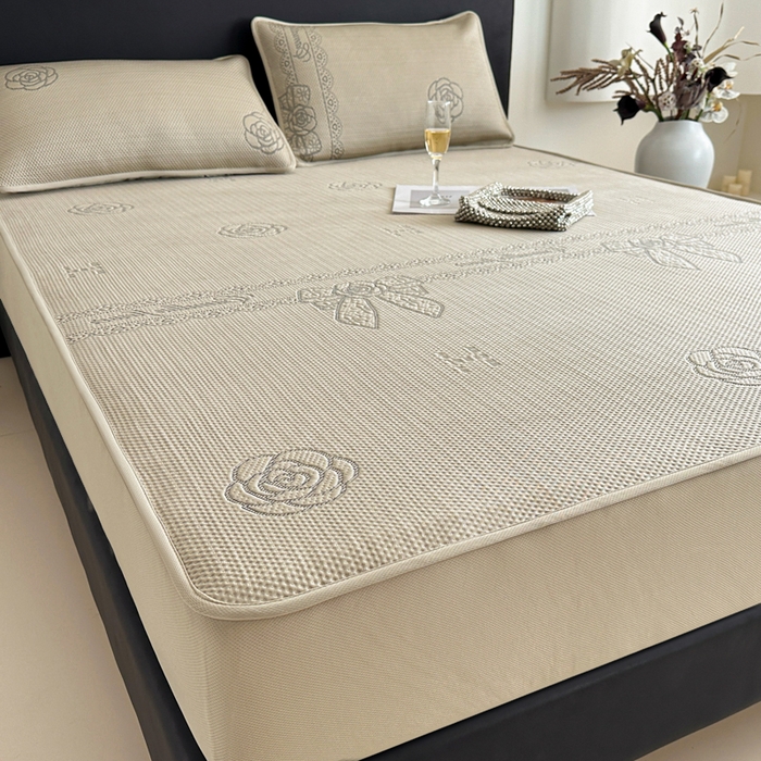 91家纺网 家纺一手货源 找家纺 鑫钰 2025新款A类进口PE高冷感凉席高端聚乙烯凉豆豆高克重480克冰丝凉席床笠三件套 山茶物语-奶咖