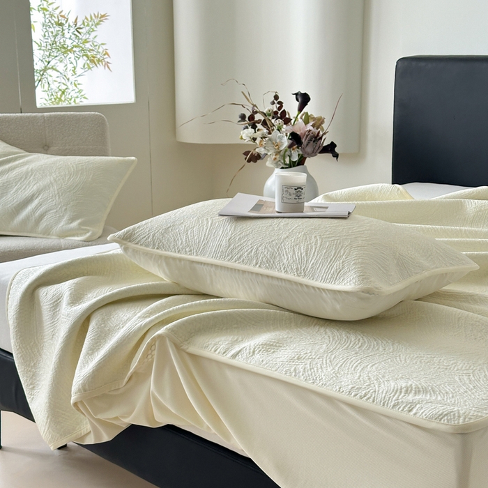 91家纺网 家纺一手货源 找家纺 鑫钰 2025新款A类进口PE高冷感凉席高端聚乙烯凉豆豆高克重480克冰丝凉席床笠三件套 云锦-奶白