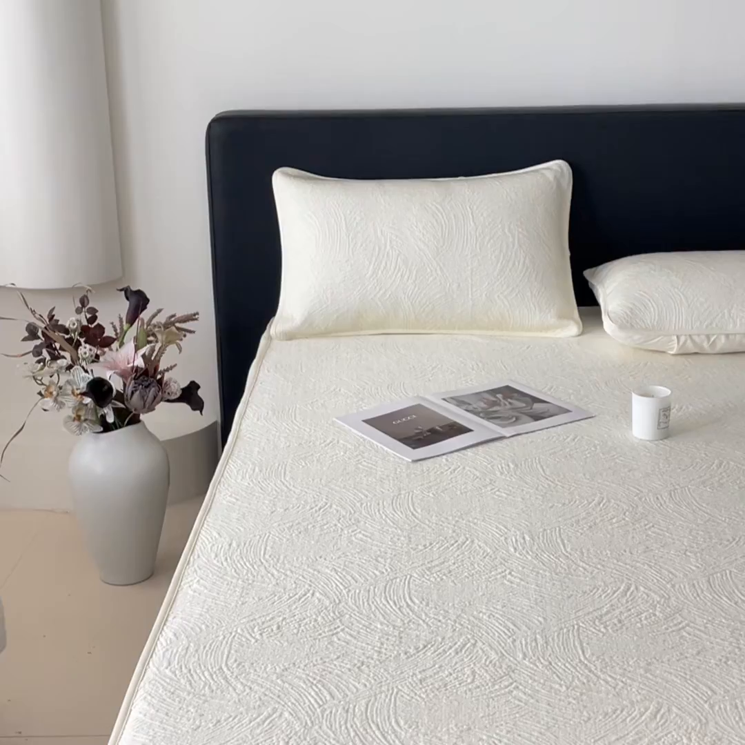 91家纺网 家纺一手货源 找家纺 鑫钰 2025新款A类进口PE高冷感凉席高端聚乙烯凉豆豆高克重480克冰丝凉席床笠三件套 云锦-奶白