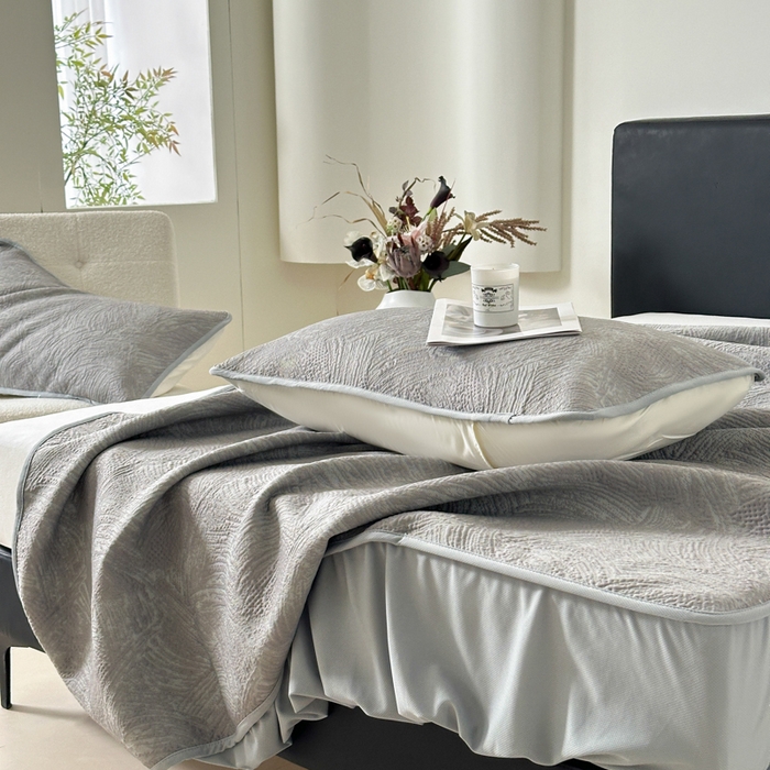 91家纺网 家纺一手货源 找家纺 鑫钰 2025新款A类进口PE高冷感凉席高端聚乙烯凉豆豆高克重480克冰丝凉席床笠三件套 云锦-银灰