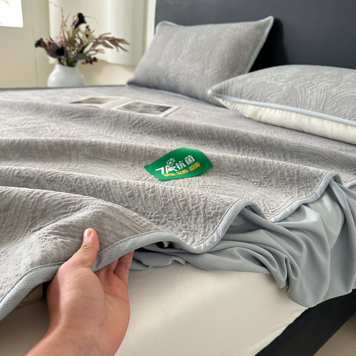91家纺网 家纺一手货源 找家纺 鑫钰 2025新款A类进口PE高冷感凉席高端聚乙烯凉豆豆高克重480克冰丝凉席床笠三件套 云锦-银灰